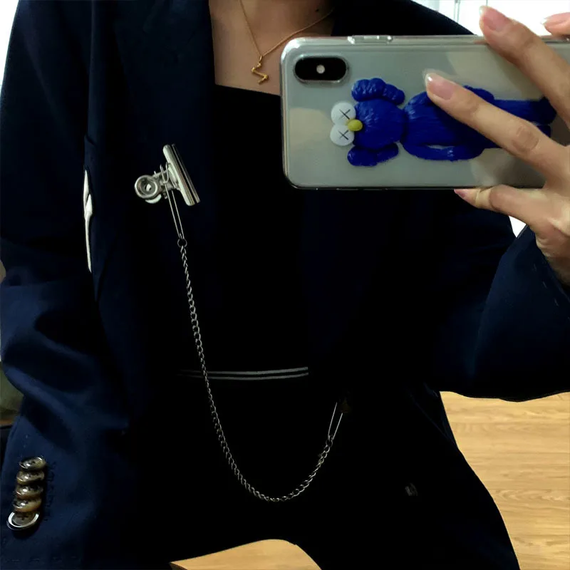Cool Metal Brooch Coat Pin Waist Chain Suit Pendant with Big Clip Chain Hip Hop Jewelry Harajuku Judi Style
Cool Metal Brooch Coat Pin Waist Chain Suit Pendant with Big Clip Chain Hip Hop Jewelry Harajuku Judi Style
