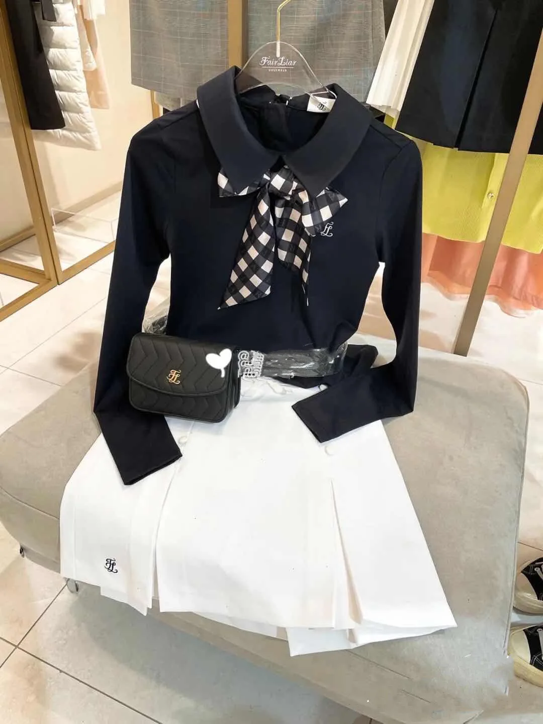 FL Golf Shirts Autumn 2021 New Plaid Pattern Ribbon Scarf T-shirt Fashion Women's Long Sleeve Top
FL Golf Shirts Autumn 2021 New Plaid Pattern Ribbon Scarf T-shirt Fashion Women's Long Sleeve Top
