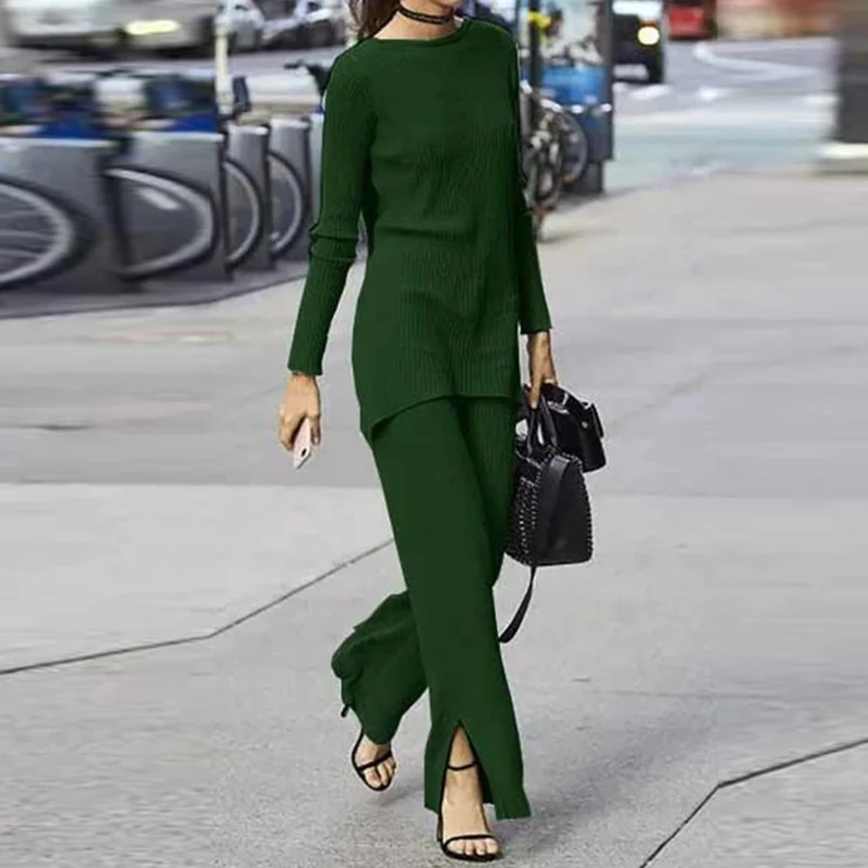 Женский трикотажный комплект из пуловера с круглым вырезом и брюк с разрезом
Женский трикотажный комплект из пуловера с круглым вырезом и брюк с разрезом