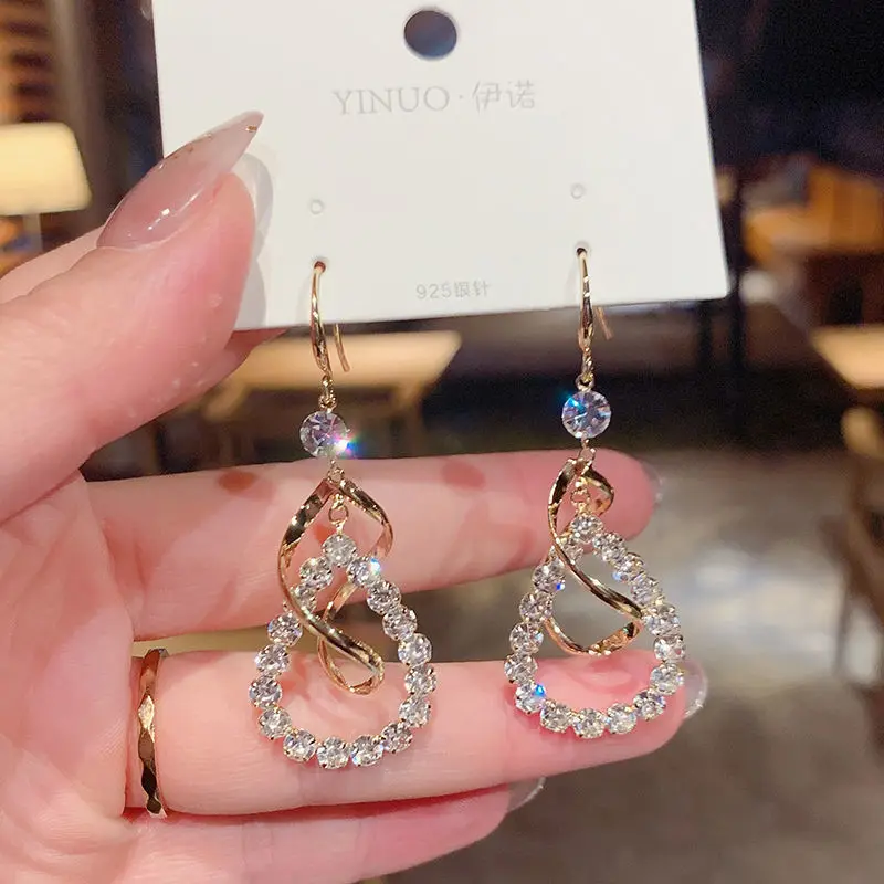 Irregular water drop earring female long Korea temperament web celebrity exaggerated individual character ear ornaments
Irregular water drop earring female long Korea temperament web celebrity exaggerated individual character ear ornaments
