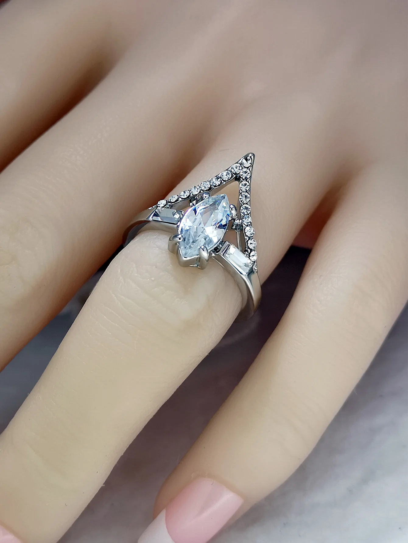 Fashion Creative Triangle Horse Eye Zircon Crown Ring Hot Sale Wedding Diamond Ring Women Jewelry In Europe and America
Fashion Creative Triangle Horse Eye Zircon Crown Ring Hot Sale Wedding Diamond Ring Women Jewelry In Europe and America