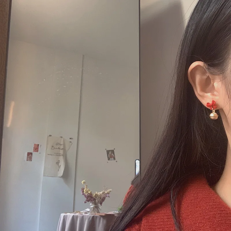 Индивидуальные маленькие женские серьги из серебра 925 пробы с подвеской в виде красного банта 
Индивидуальные маленькие женские серьги из серебра 925 пробы с подвеской в виде красного банта