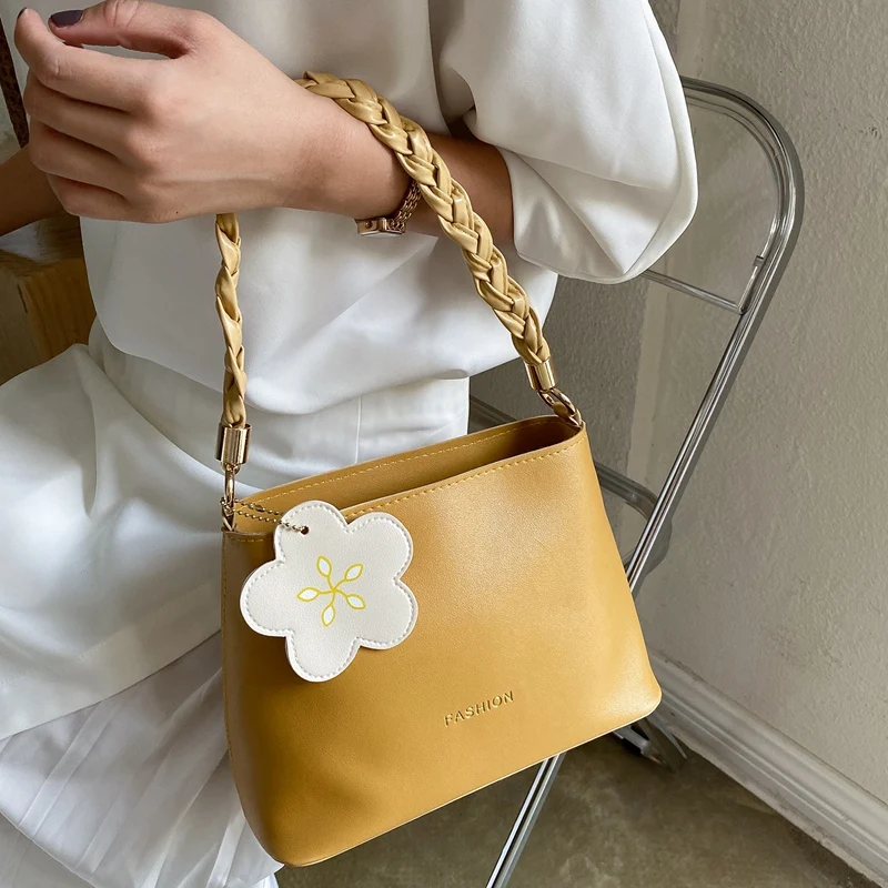 Women handbag Ladies Small Bag New Fashion All-Match One Shoulder Messenger Bag Instagram Website Celebrity Fashion Bucket Bag
Women handbag Ladies Small Bag New Fashion All-Match One Shoulder Messenger Bag Instagram Website Celebrity Fashion Bucket Bag
