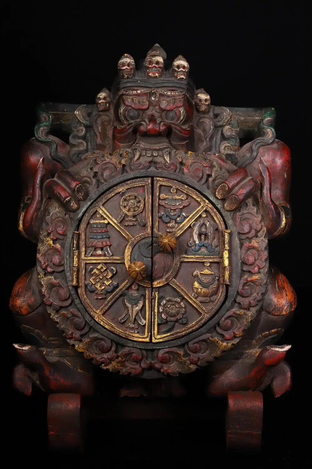 wedding decoration Nepalese monastery Bodhi root hand-carved and painted on the Buddha statue of Sakyamuni 
wedding decoration Nepalese monastery Bodhi root hand-carved and painted on the Buddha statue of Sakyamuni