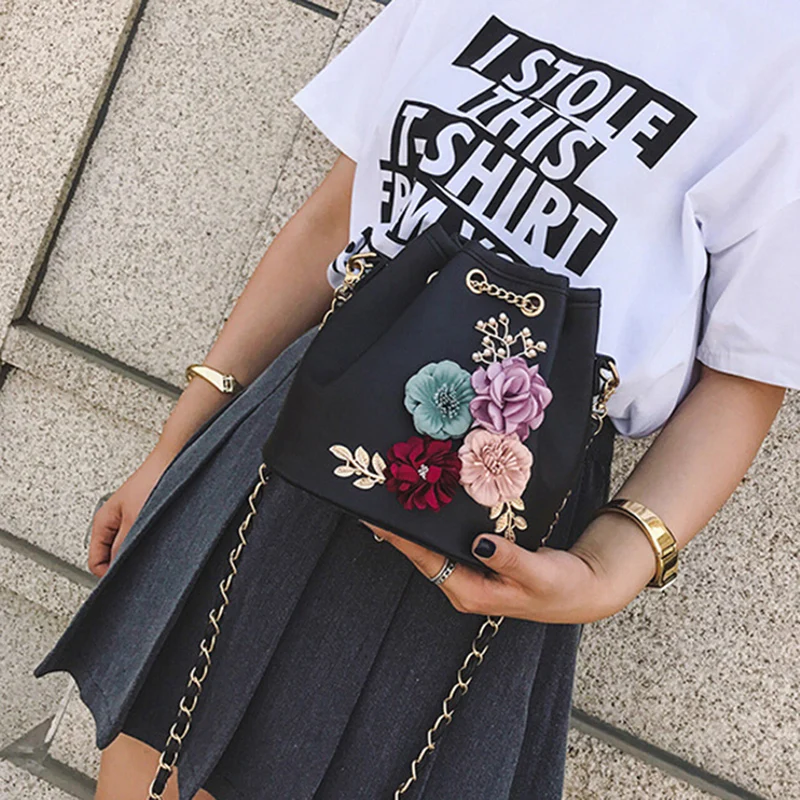 Handmade Flowers Bucket Bags Mini Shoulder Bags With Chain Drawstring Small Cross Body Bags Pearl Bags Leaves Decals
Handmade Flowers Bucket Bags Mini Shoulder Bags With Chain Drawstring Small Cross Body Bags Pearl Bags Leaves Decals