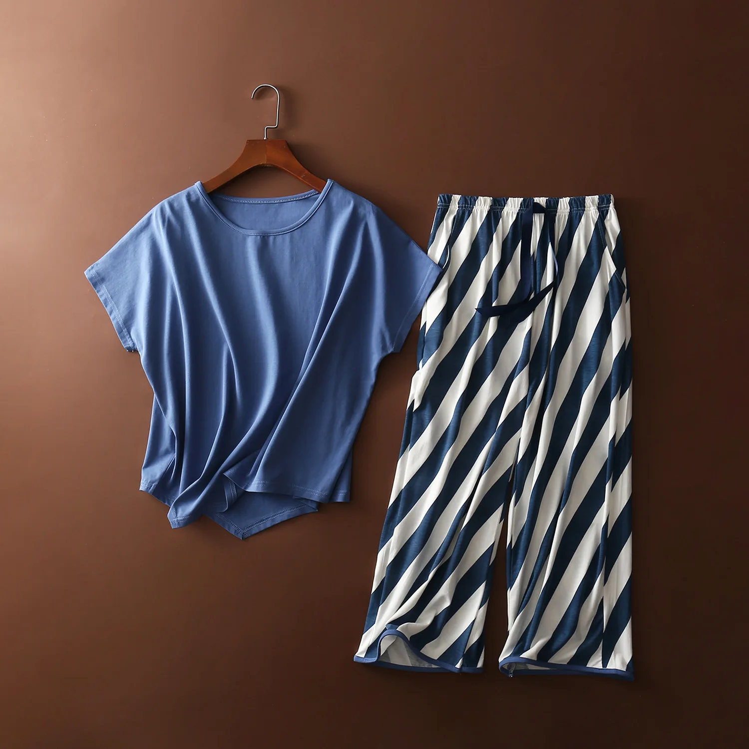 Комплект пижамный женский хлопковый в полоску, комплект из 2 предметов, с коротким рукавом, одежда для сна, домашняя одежда
Комплект пижамный женский хлопковый в полоску, комплект из 2 предметов, с коротким рукавом, одежда для сна, домашняя одежда