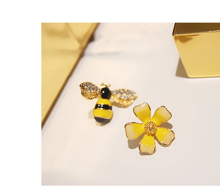 82306 Fashion Hot Style Bee Flower Earrings Personality Asymmetric Flower Earrings Women Jewelry
82306 Fashion Hot Style Bee Flower Earrings Personality Asymmetric Flower Earrings Women Jewelry