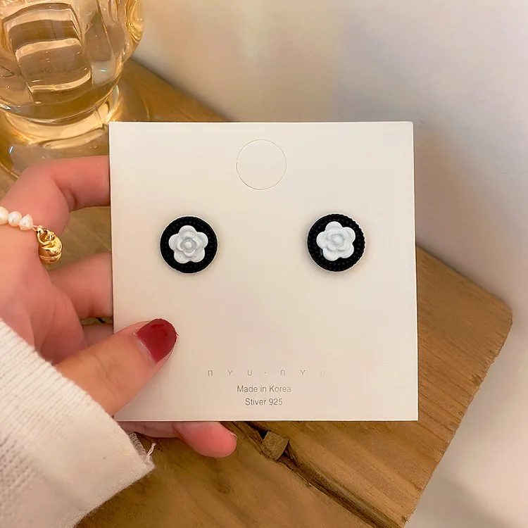 S925 Silver Needles Black and White Contrast Camellia Drop Earrings Female Korean Simple Net Red Fresh Fashion Ear Jewelry
S925 Silver Needles Black and White Contrast Camellia Drop Earrings Female Korean Simple Net Red Fresh Fashion Ear Jewelry