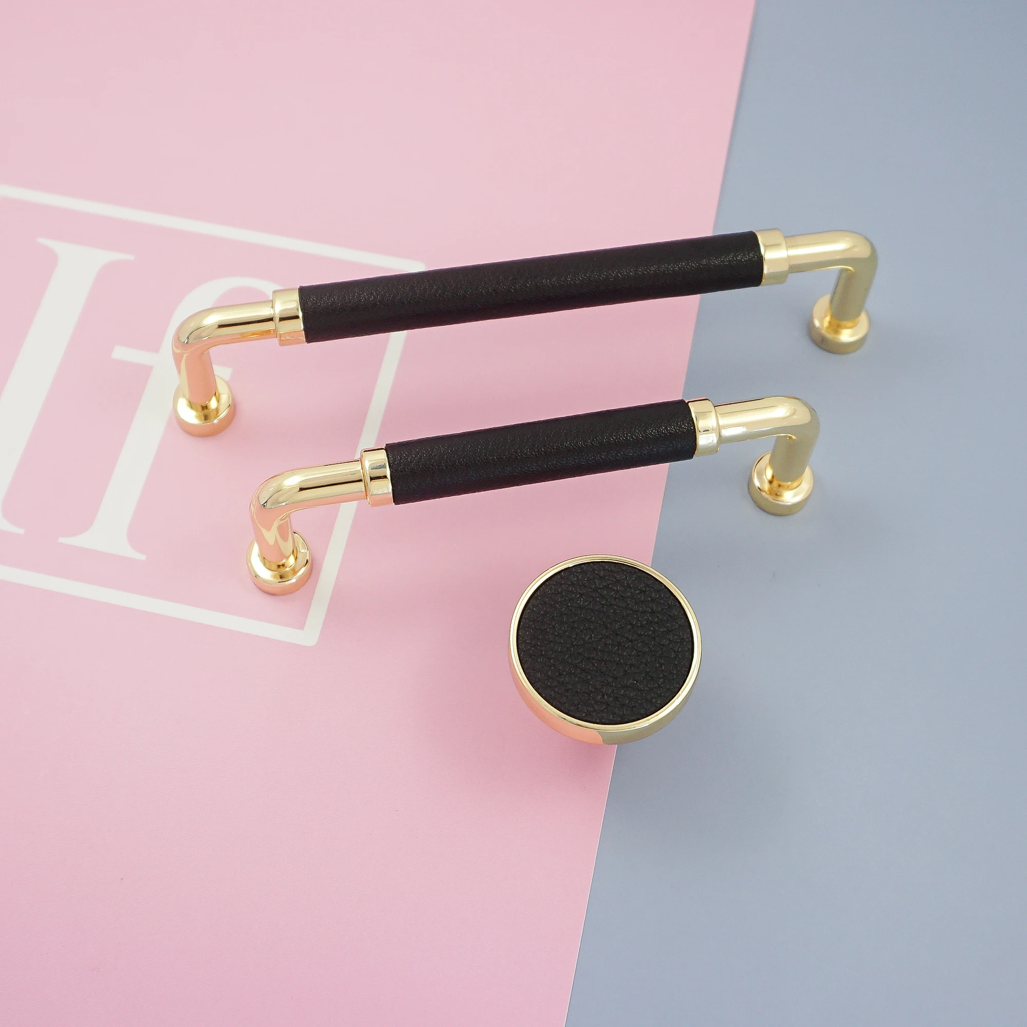 3.78'' 5'' Zinc Alloy + Leather Furniture Pulls Handles Gold Pulls for Cabinet Drawer Wine Cupboard Kitchen Doors Handle Knob
3.78'' 5'' Zinc Alloy + Leather Furniture Pulls Handles Gold Pulls for Cabinet Drawer Wine Cupboard Kitchen Doors Handle Knob
