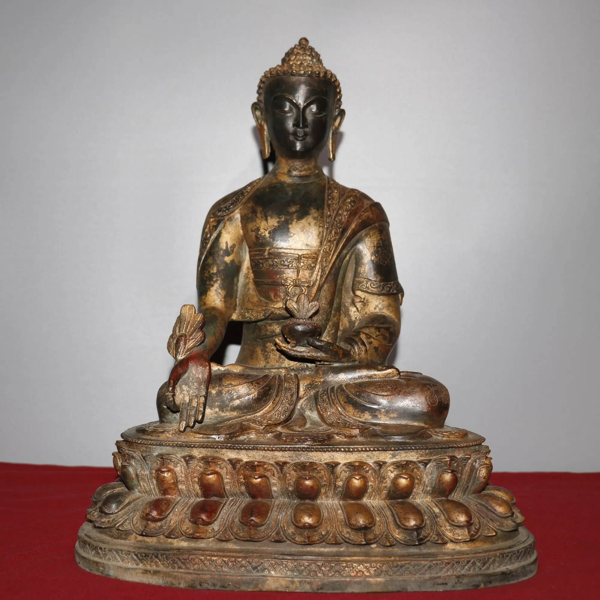 17"Chinese temple collection Old Bronze Cinnabar Lacquer Medicine Buddha Shakyamuni Sitting Buddha Ornaments Town House Exorcism
17"Chinese temple collection Old Bronze Cinnabar Lacquer Medicine Buddha Shakyamuni Sitting Buddha Ornaments Town House Exorcism