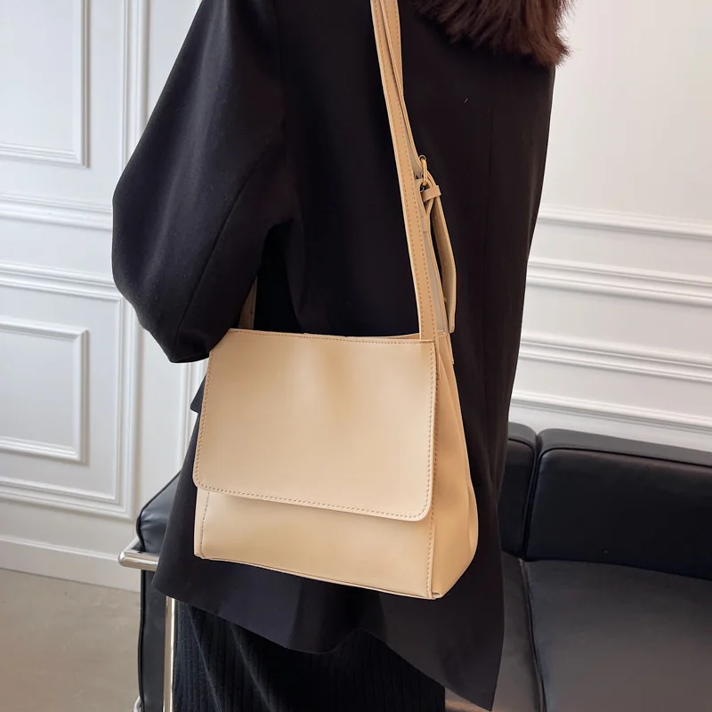 Big Bag Women's Autumn and Winter New Fashion Women's Bag Messenger Bag Versatile One Shoulder Large Capacity Commuter Bucket
Big Bag Women's Autumn and Winter New Fashion Women's Bag Messenger Bag Versatile One Shoulder Large Capacity Commuter Bucket