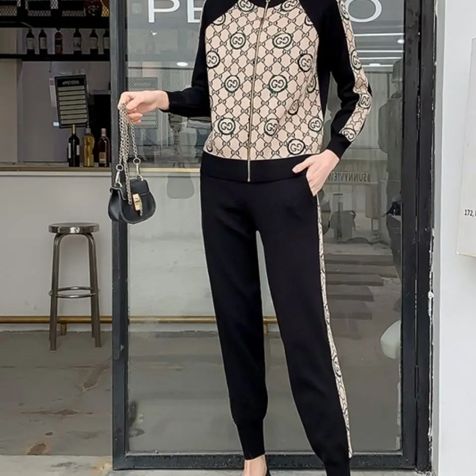 Net Red 2021 Spring and Autumn New Fashion Suit Women's High Quality Color Matching Leisure Two Piece Set 
Net Red 2021 Spring and Autumn New Fashion Suit Women's High Quality Color Matching Leisure Two Piece Set