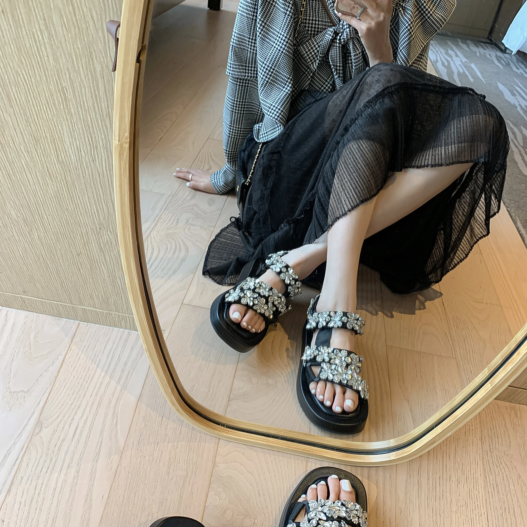 2021 summer fashion heavy industry creates luxury fairy feng rhinestone platform platform Roman sandals ❥(^_-)
2021 summer fashion heavy industry creates luxury fairy feng rhinestone platform platform Roman sandals ❥(^_-)