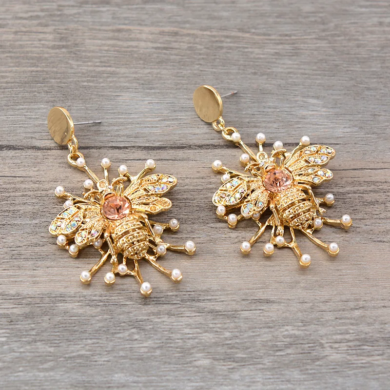 Fashion New Popular Temperament Long Copy Pearl Contracted Bee Metal Earrings Jewelry For Female
Fashion New Popular Temperament Long Copy Pearl Contracted Bee Metal Earrings Jewelry For Female