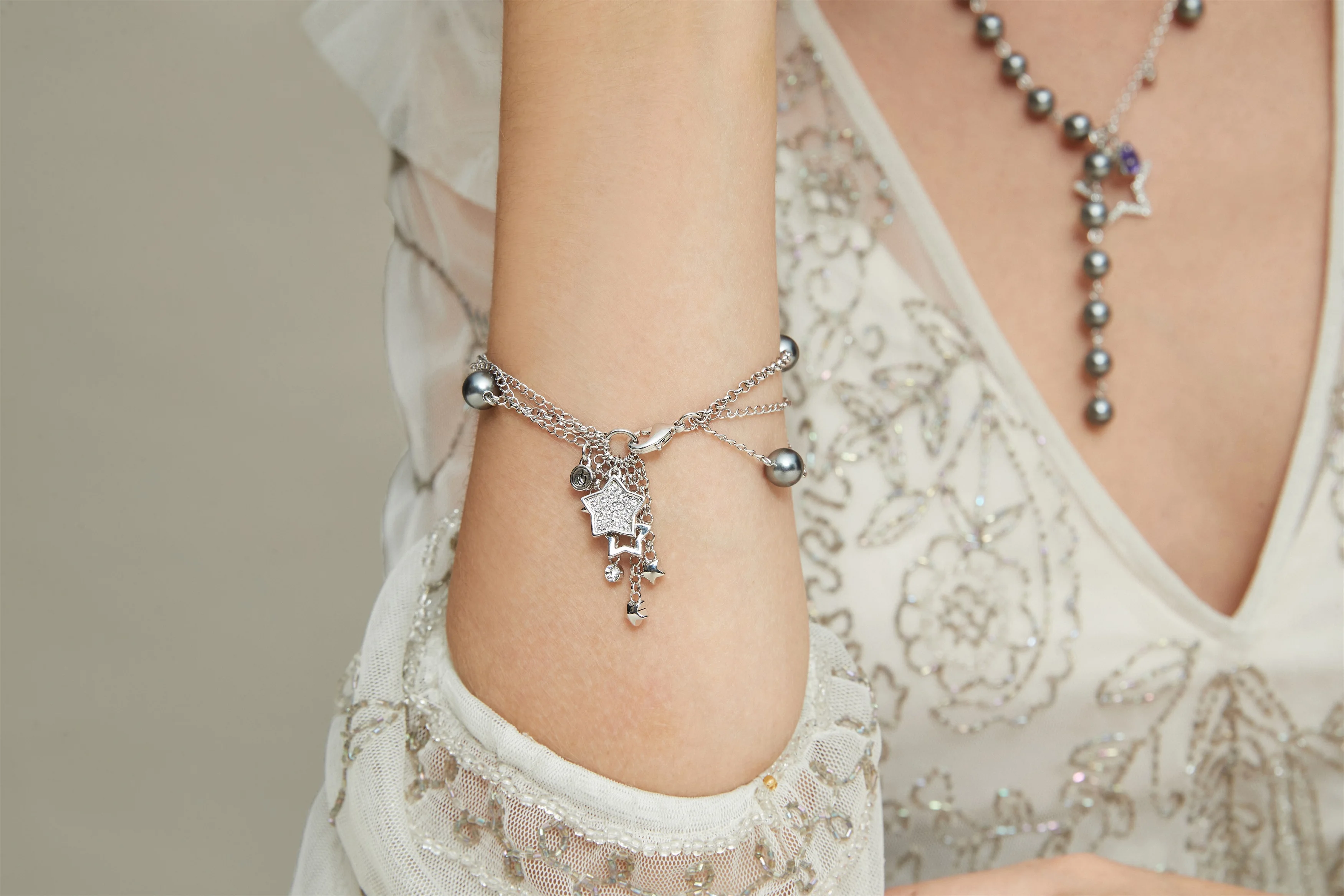 GESTONG Elegant imitation pearl multi-layer bracelet holiday gift
GESTONG Elegant imitation pearl multi-layer bracelet holiday gift