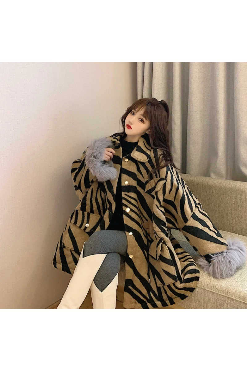 New Winter Korean Version Of The Fat Sister Women's Retro Striped Woolen material waist Thickened Mid-length Padded coat Women
New Winter Korean Version Of The Fat Sister Women's Retro Striped Woolen material waist Thickened Mid-length Padded coat Women