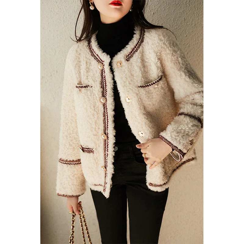 2021 новая трендовая модная искусственная цветная короткая теплая Повседневная и удобная шуба из овечьей шерсти для женщин
2021 новая трендовая модная искусственная цветная короткая теплая Повседневная и удобная шуба из овечьей шерсти для женщин