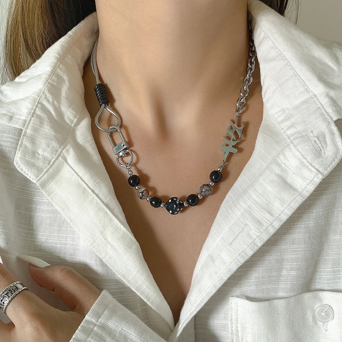 New Hot-selling Hip-hop Dice Necklace Female Snake Bone Chain Splicing Necklace Cold Wind Male Tide Clavicle Chain
New Hot-selling Hip-hop Dice Necklace Female Snake Bone Chain Splicing Necklace Cold Wind Male Tide Clavicle Chain