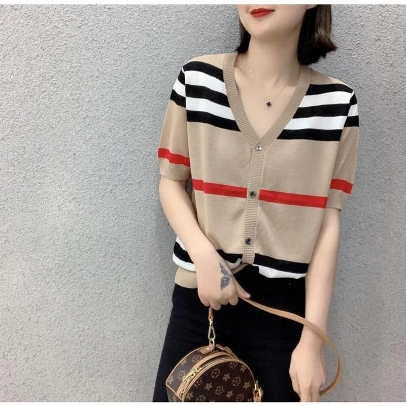 2021Women Cardigan Summer Casual Ice Silk Knitted Short Cardigan V Neck Female Shirt Chic Loose Top Woman cardigan British Style
2021Women Cardigan Summer Casual Ice Silk Knitted Short Cardigan V Neck Female Shirt Chic Loose Top Woman cardigan British Style