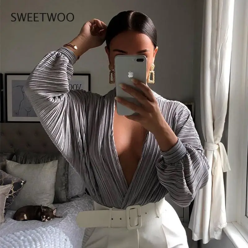 Женское боди с длинным рукавом и глубоким V-образным вырезом
Женское боди с длинным рукавом и глубоким V-образным вырезом