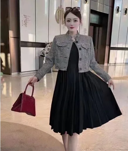 Top Quality Designer Clothing Sets 2021 Autumn Winter 2 Piece Set Women Vintage Print Coat Jacket+V-Neck Large Swing Dress Set
Top Quality Designer Clothing Sets 2021 Autumn Winter 2 Piece Set Women Vintage Print Coat Jacket+V-Neck Large Swing Dress Set