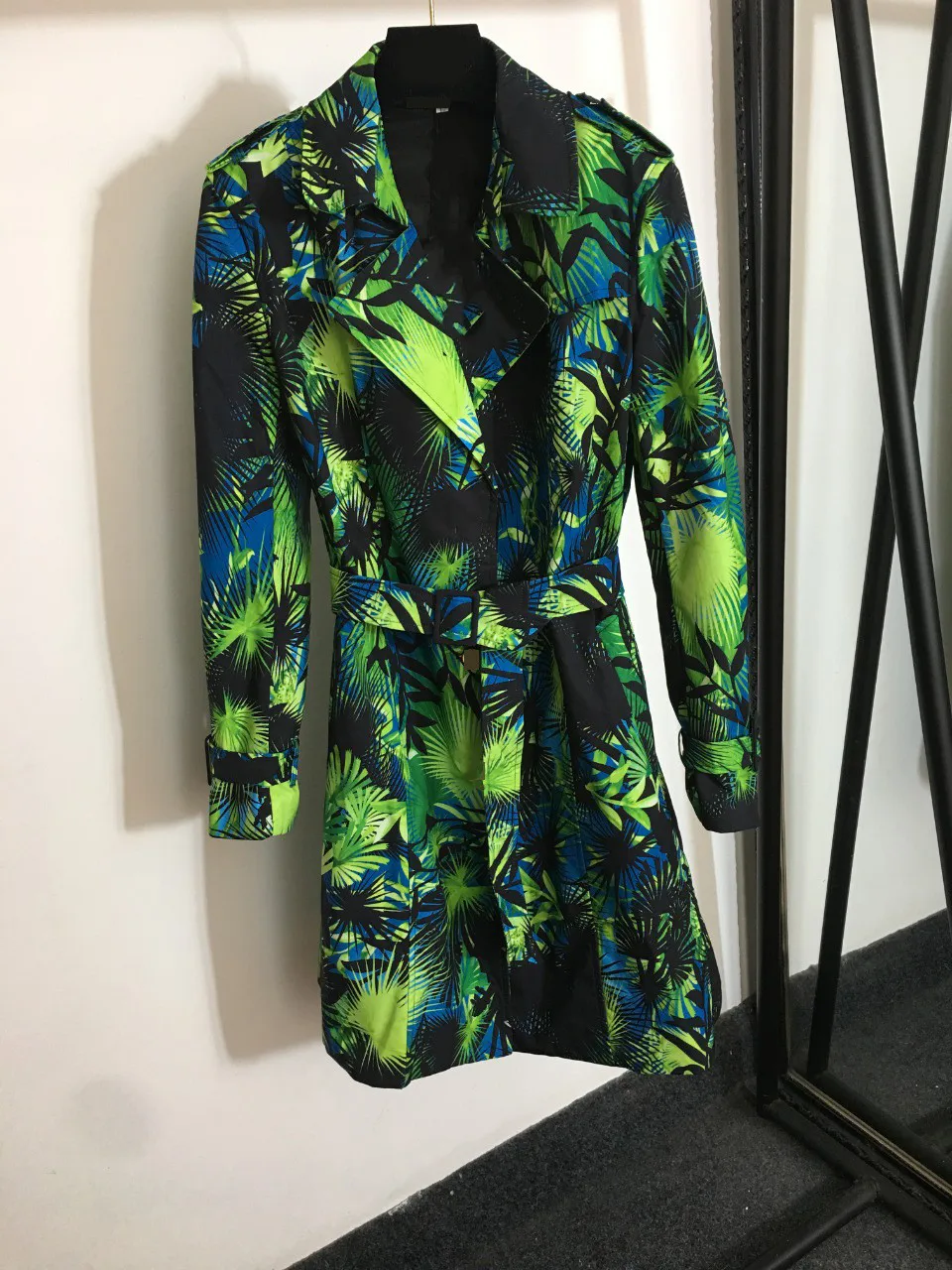 Spring Autumn 2021 Fashion leaf print Women's Vintage Trench coat High Quality Belt Overcoat C738
Spring Autumn 2021 Fashion leaf print Women's Vintage Trench coat High Quality Belt Overcoat C738