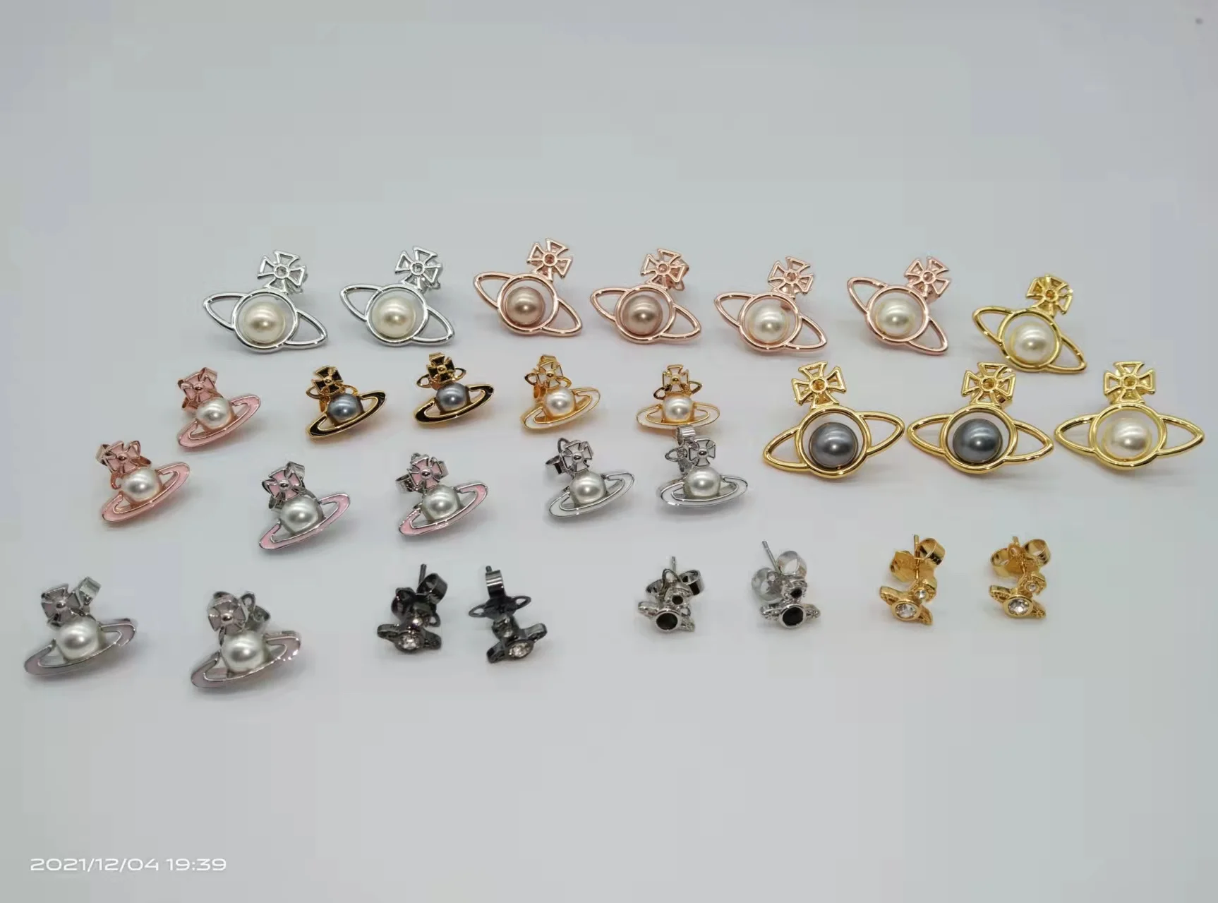 A collection of classic light luxury niche earrings, small Saturn LOGO fashion simple accessories, all-match ladies earrings
A collection of classic light luxury niche earrings, small Saturn LOGO fashion simple accessories, all-match ladies earrings