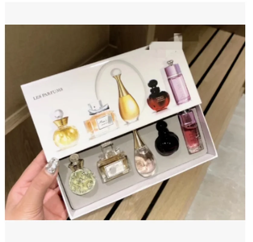 Explosive makeup, ladies' perfume, five sets of small samples, Q version, gift set, coated test tube perfume 5ml
Explosive makeup, ladies' perfume, five sets of small samples, Q version, gift set, coated test tube perfume 5ml