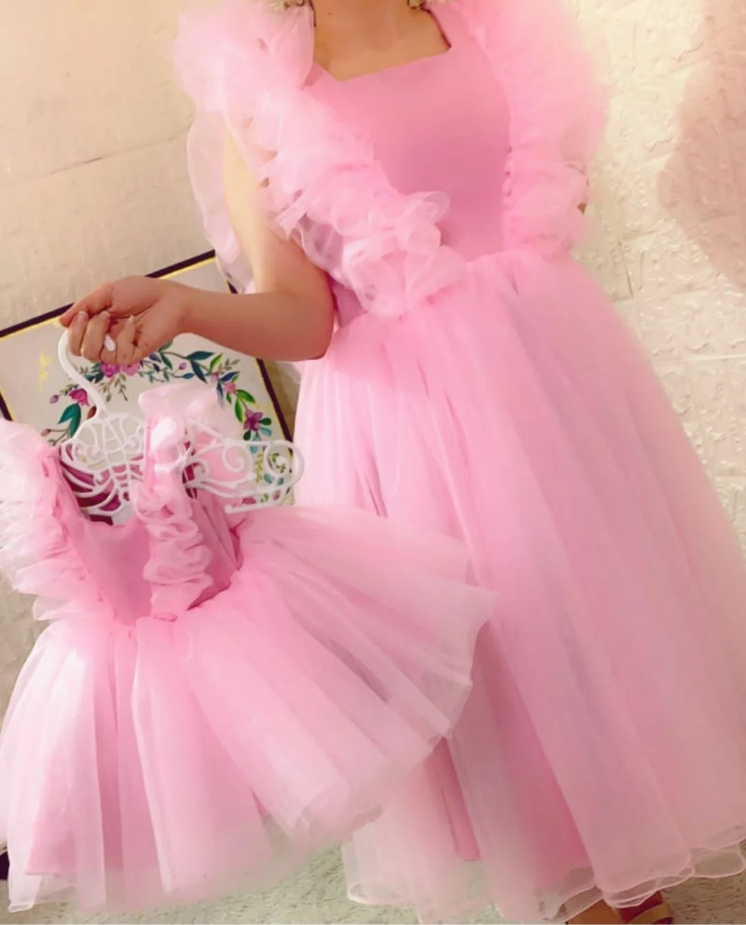 Vintage Short Pink Tulle Arabic Prom Dresses Zipper Back Robe De Soiree Tea Length Formal V-Neck Party Dresses for Women
Vintage Short Pink Tulle Arabic Prom Dresses Zipper Back Robe De Soiree Tea Length Formal V-Neck Party Dresses for Women