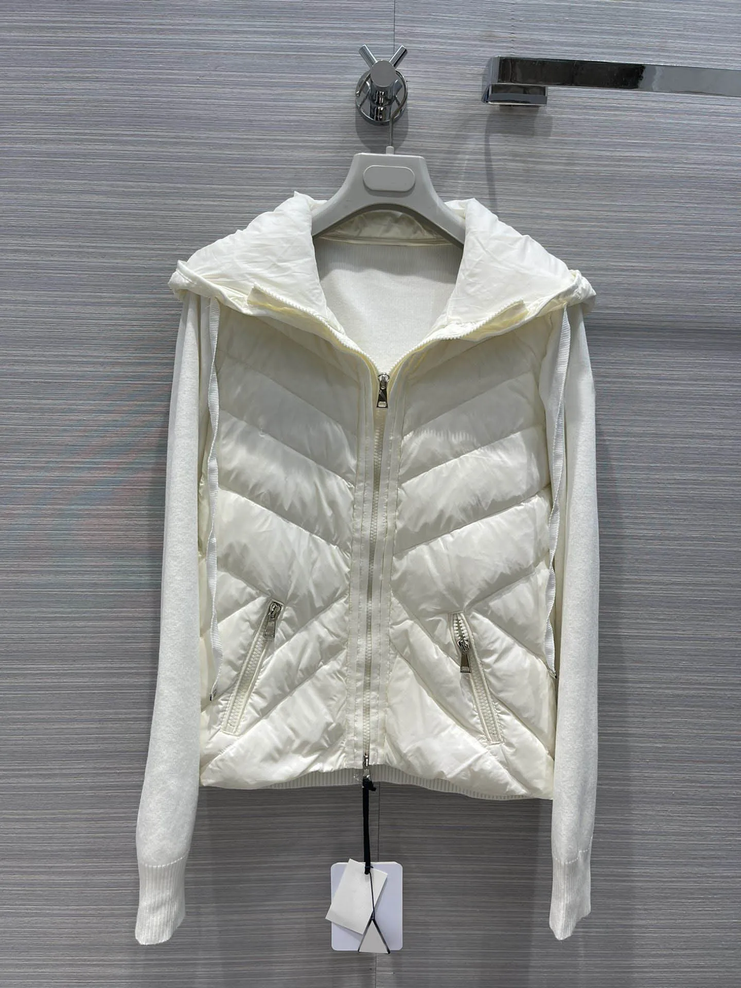 High-end Brand White Down Jacket for Women Top Quality 3D Cut Long Sleeve Slim Zipper Hooded Black Down Jackets Lady Autumn 2021
High-end Brand White Down Jacket for Women Top Quality 3D Cut Long Sleeve Slim Zipper Hooded Black Down Jackets Lady Autumn 2021