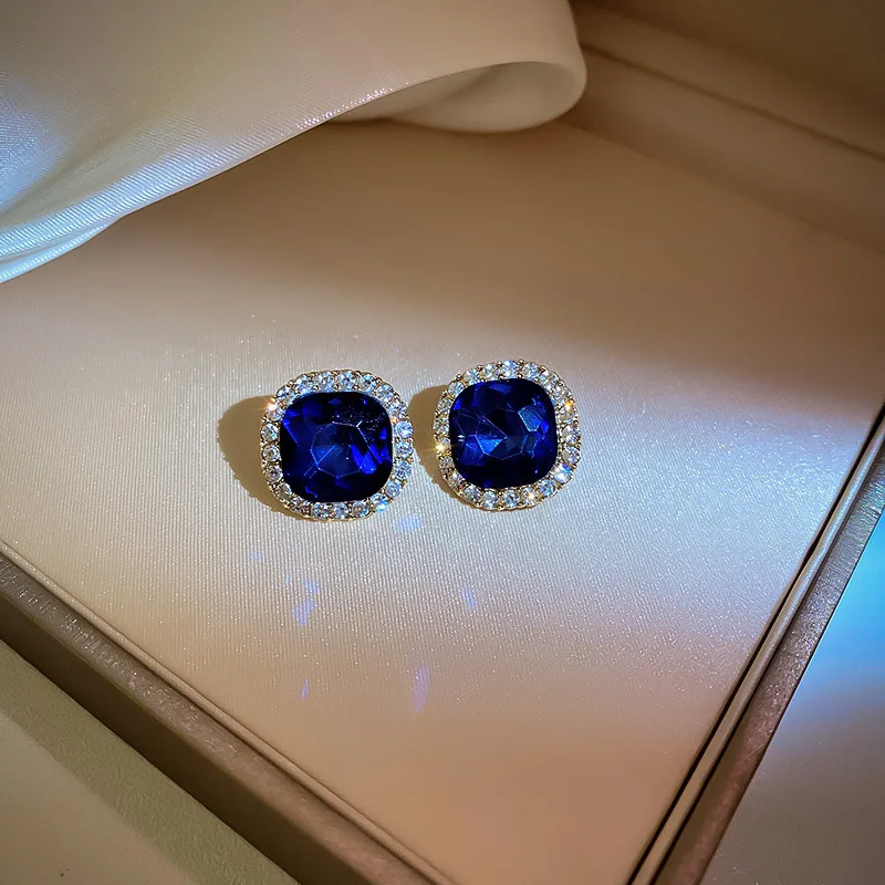 The New Trend of Personality Crystal Square Diamond Women's Exquisite Earrings Fashion Small Temperament Earrings Wholesale
The New Trend of Personality Crystal Square Diamond Women's Exquisite Earrings Fashion Small Temperament Earrings Wholesale