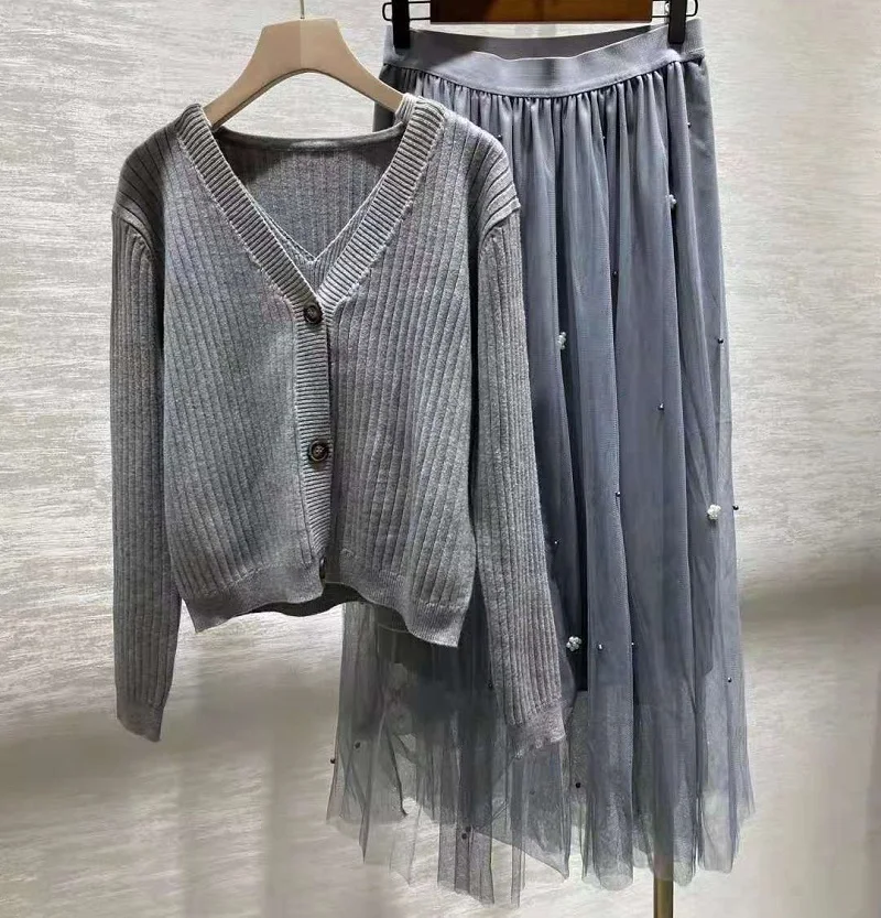 2021 Autumn Winter Sweater Sets High Quality Women V-Neck Long Sleeve Grey Cardigan Coats+Knitted Strap Vest+Beading Mesh Skirt
2021 Autumn Winter Sweater Sets High Quality Women V-Neck Long Sleeve Grey Cardigan Coats+Knitted Strap Vest+Beading Mesh Skirt