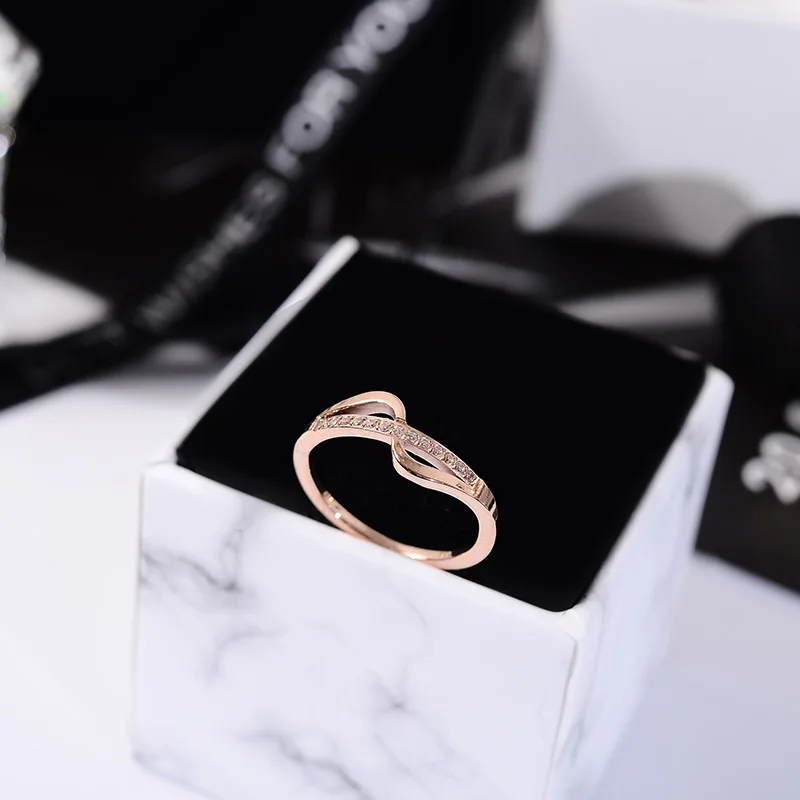 YUN RUO Fashion Pave Zirconia Stone Wave Shape Ring Rose Gold Color Woman Gift Titanium Steel Jewelry Never Fade Drop Shipping
YUN RUO Fashion Pave Zirconia Stone Wave Shape Ring Rose Gold Color Woman Gift Titanium Steel Jewelry Never Fade Drop Shipping