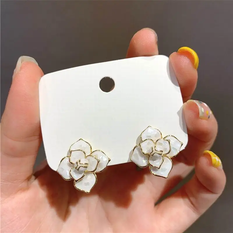 Korean Cubic Flower Stud Earrings New Chic Jewelry Simple White Brincos Bijoux Femme Gifts
Korean Cubic Flower Stud Earrings New Chic Jewelry Simple White Brincos Bijoux Femme Gifts