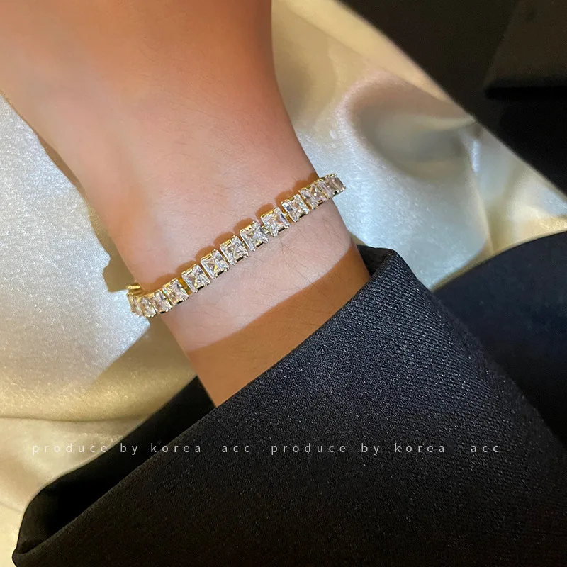 Женский золотистый браслет с кристаллами и фианитами 
Женский золотистый браслет с кристаллами и фианитами