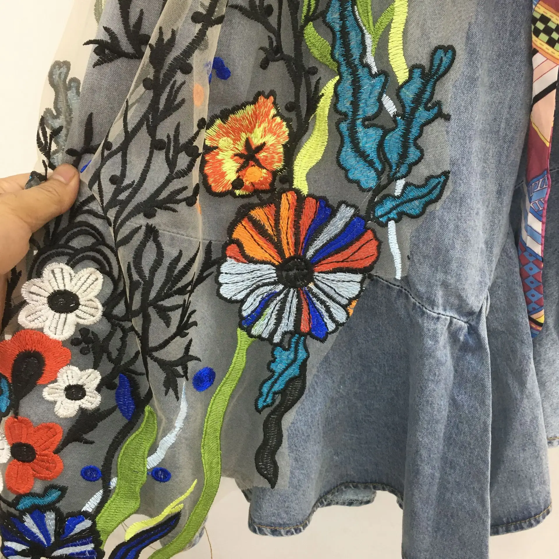 2021 New Women's Retro Embroidery Sleeveless Mini Denim Dress Summer Mesh Stitching Irregular Fishtail Dress With Belt Y1257
2021 New Women's Retro Embroidery Sleeveless Mini Denim Dress Summer Mesh Stitching Irregular Fishtail Dress With Belt Y1257