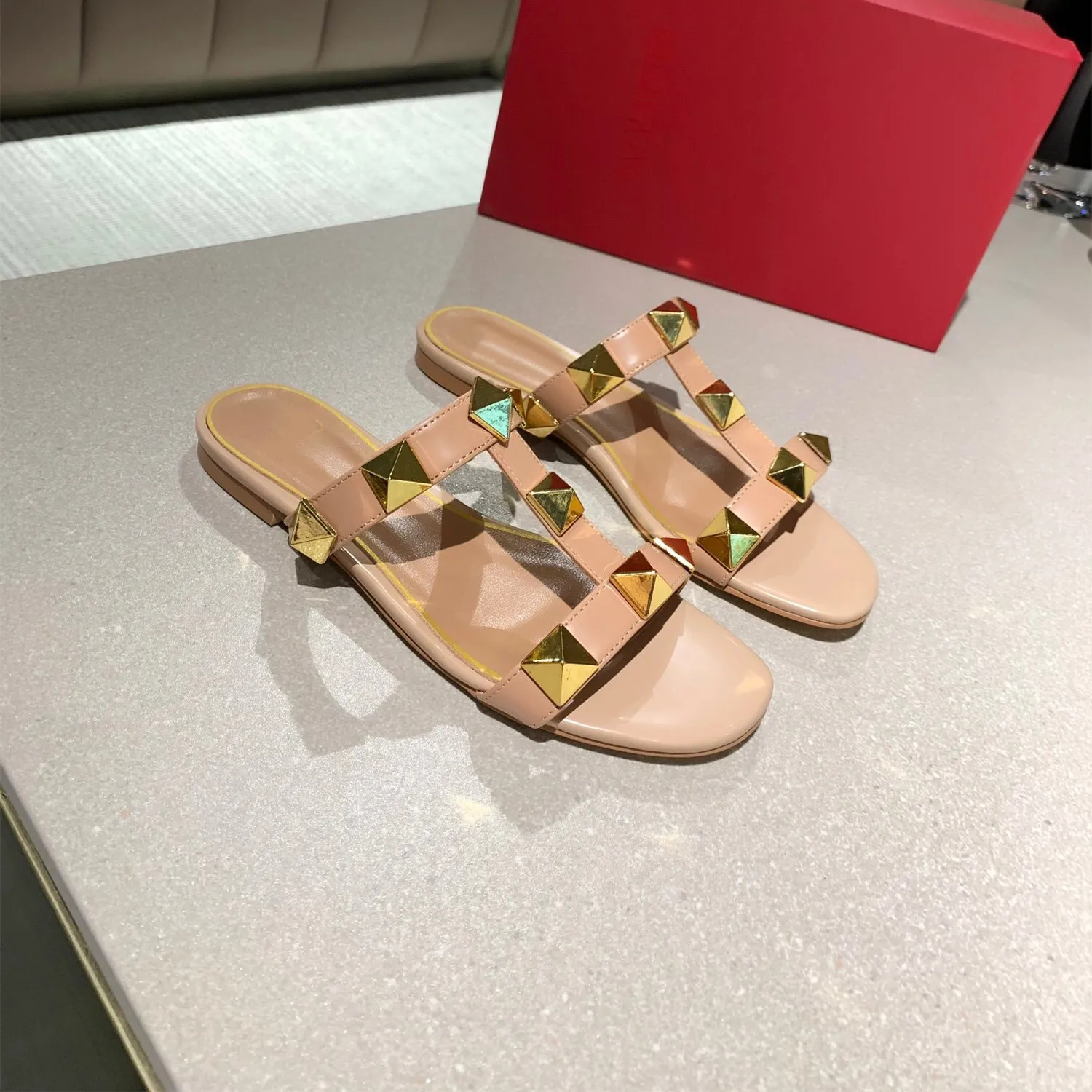 2021 Luxury Brand Women Slippers Designer Rivets Shoes V Right Logo Genuine Leather Slipper Flat Sandals Women
2021 Luxury Brand Women Slippers Designer Rivets Shoes V Right Logo Genuine Leather Slipper Flat Sandals Women