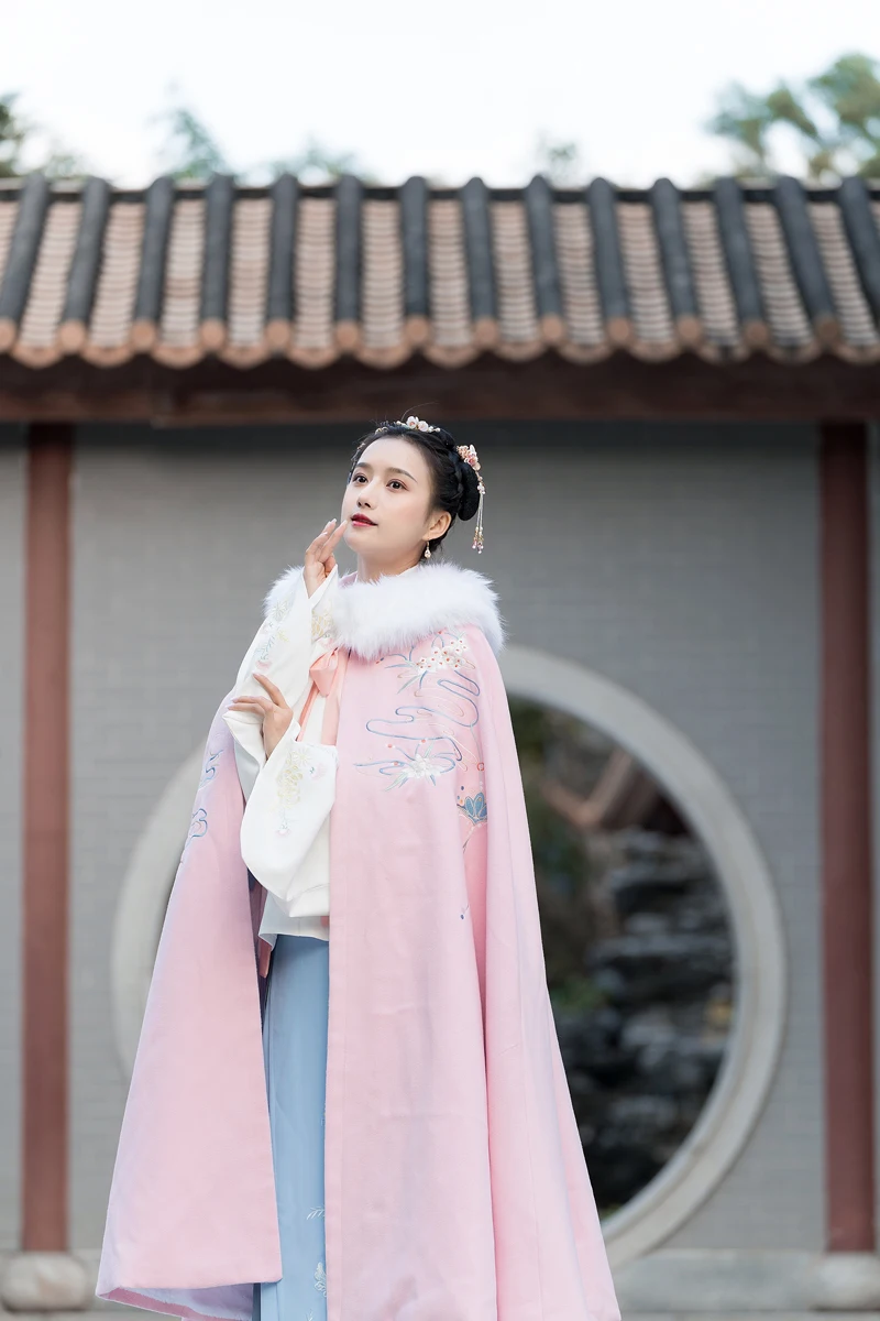 Luxury Chinese Style cloak Woollen fabric plus velvet thick warm Embroidery Suit Folk Dress
Luxury Chinese Style cloak Woollen fabric plus velvet thick warm Embroidery Suit Folk Dress