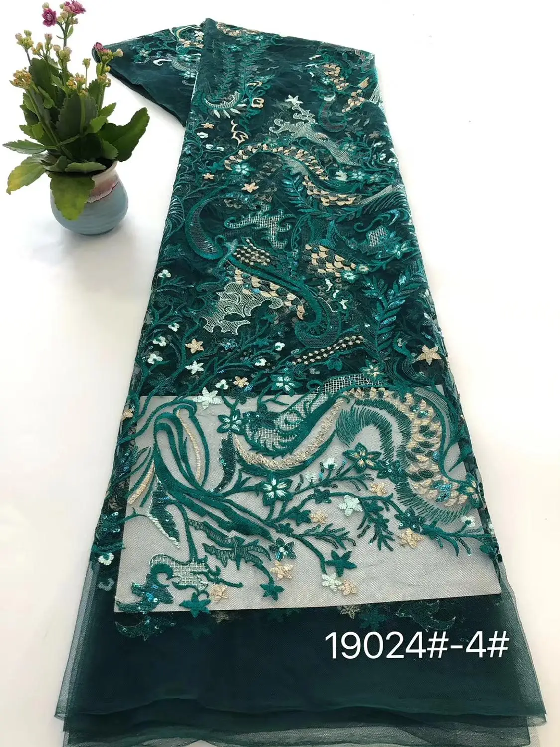 2020 High Quality nigerian tulle fabric French Tulle lace Women Dress Embroidered Sequin Lace Fabric African lace fabric b14-70
2020 High Quality nigerian tulle fabric French Tulle lace Women Dress Embroidered Sequin Lace Fabric African lace fabric b14-70