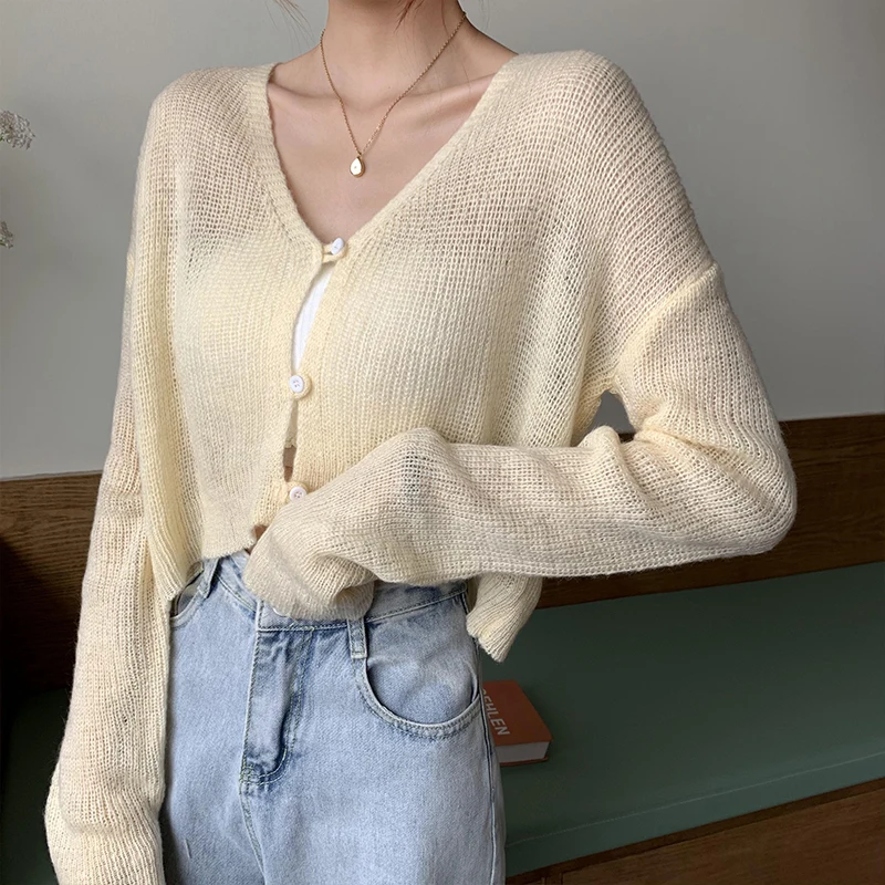 Single-breasted V-neck Gentle Wind Warm Soft Sweater Jacket Female Autumn 2021 New Korean Style Loose Knit Cashmere Cardigan
Single-breasted V-neck Gentle Wind Warm Soft Sweater Jacket Female Autumn 2021 New Korean Style Loose Knit Cashmere Cardigan