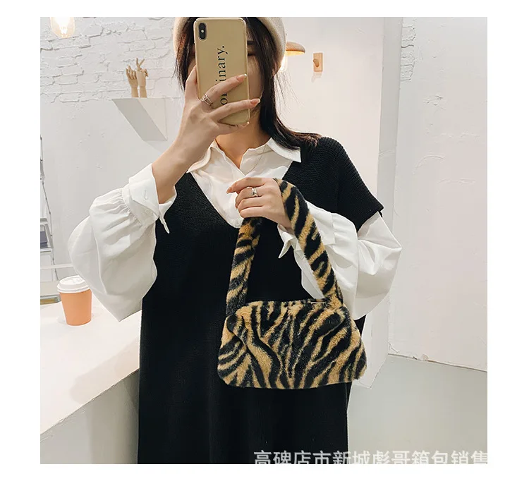 Autumn and winter Plush solid color mini bag casual fashion online celebrity underarm handbag Joker foreign plush handbag
Autumn and winter Plush solid color mini bag casual fashion online celebrity underarm handbag Joker foreign plush handbag