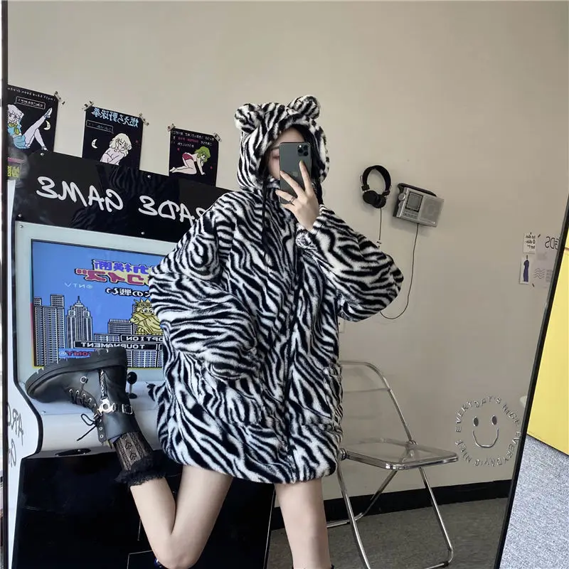 2021 New Hong Kong Style Zebra Stripe Loose Mid-Length Fleece Thickened Hooded Long Sleeve Coat Women 's Clothing
2021 New Hong Kong Style Zebra Stripe Loose Mid-Length Fleece Thickened Hooded Long Sleeve Coat Women 's Clothing