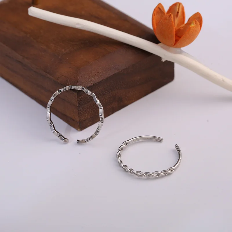 2PCS/SET Fashion Simple Wave Shaped Metal Hand Knuckle Rings For Women Girls Opening Twist Finger Ring Accessories Jewelry
2PCS/SET Fashion Simple Wave Shaped Metal Hand Knuckle Rings For Women Girls Opening Twist Finger Ring Accessories Jewelry