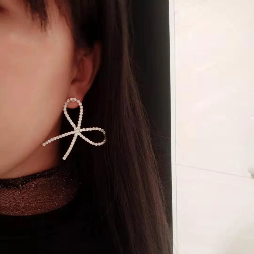 Korea exaggerated bow earrings luxury super flash atmosphere simple online celebrity earrings S925 silver needle
Korea exaggerated bow earrings luxury super flash atmosphere simple online celebrity earrings S925 silver needle