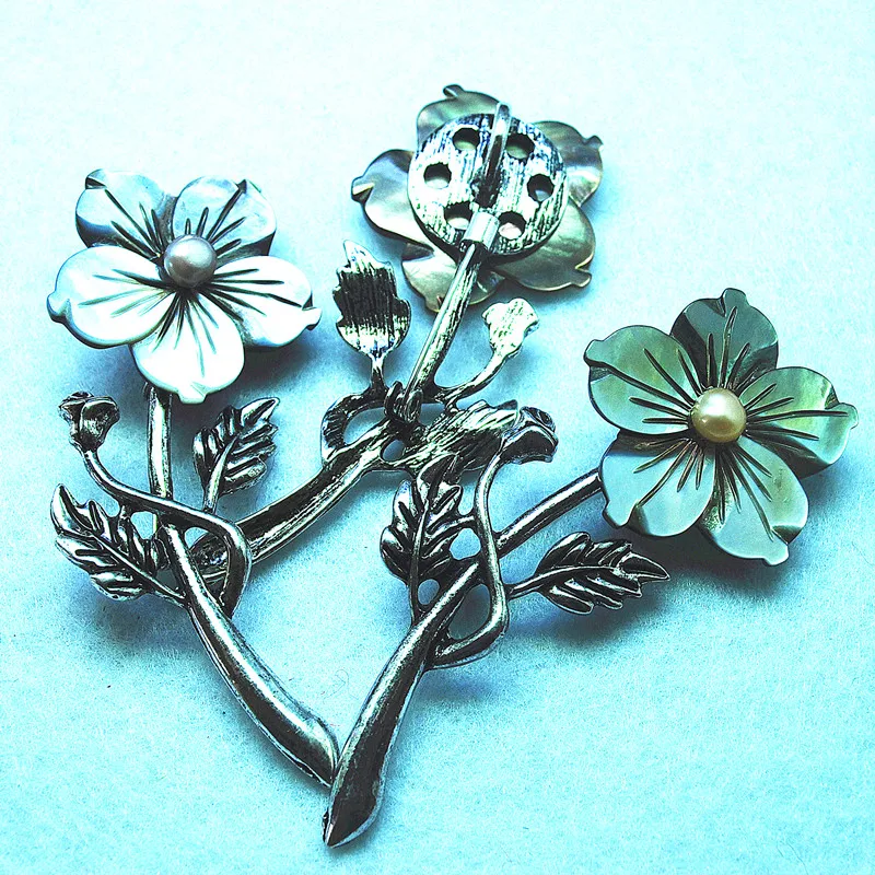 2pcs hot women brooch with white shell pendants for wedding or party wearing 75x33mm two colors are available good for your take
2pcs hot women brooch with white shell pendants for wedding or party wearing 75x33mm two colors are available good for your take