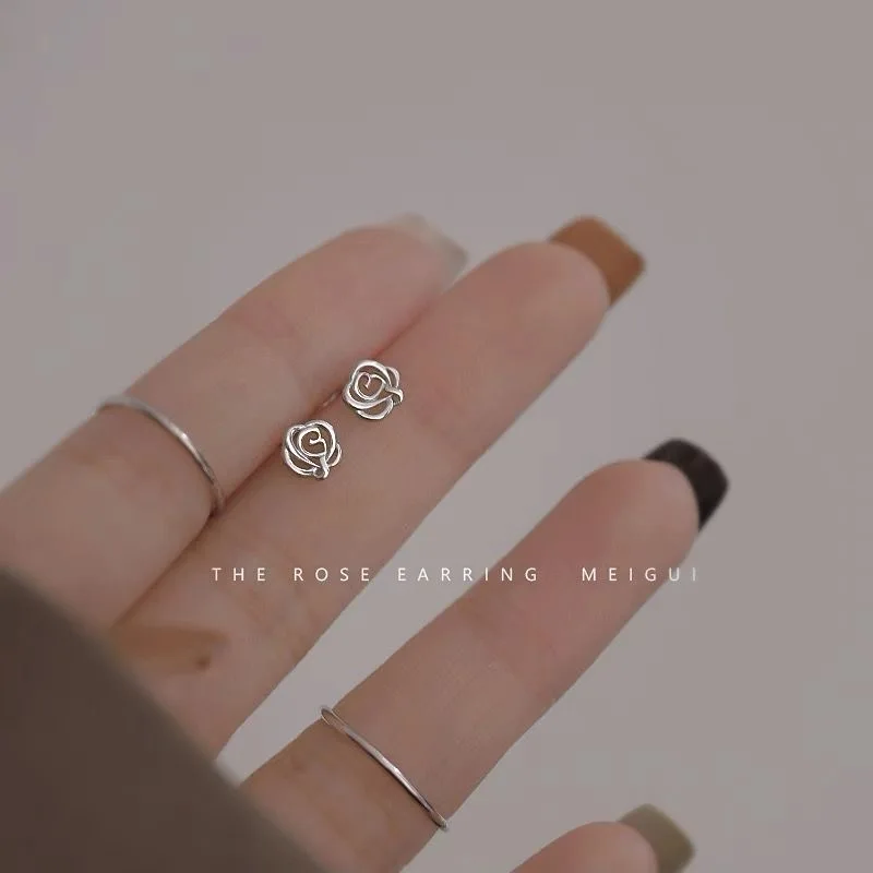2020 Women Aros Earing Stud Earrings Small And Simple Female Summer 2021 New Fashion French Style Elegant Temperament Cold Wind
2020 Women Aros Earing Stud Earrings Small And Simple Female Summer 2021 New Fashion French Style Elegant Temperament Cold Wind