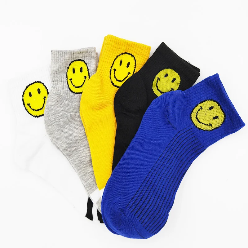 1 pair Men and women sports socks smiley kawaii casual cartoon autumn and winter socks 
1 pair Men and women sports socks smiley kawaii casual cartoon autumn and winter socks