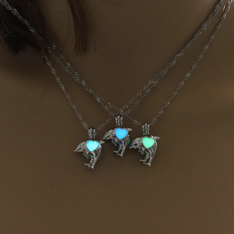 Female Lovely Dolphin Shape Pendant Necklace Hollow Glowing Exquisite Chain Necklace 3 Colors Luminous Gem Jewelry for Women
Female Lovely Dolphin Shape Pendant Necklace Hollow Glowing Exquisite Chain Necklace 3 Colors Luminous Gem Jewelry for Women