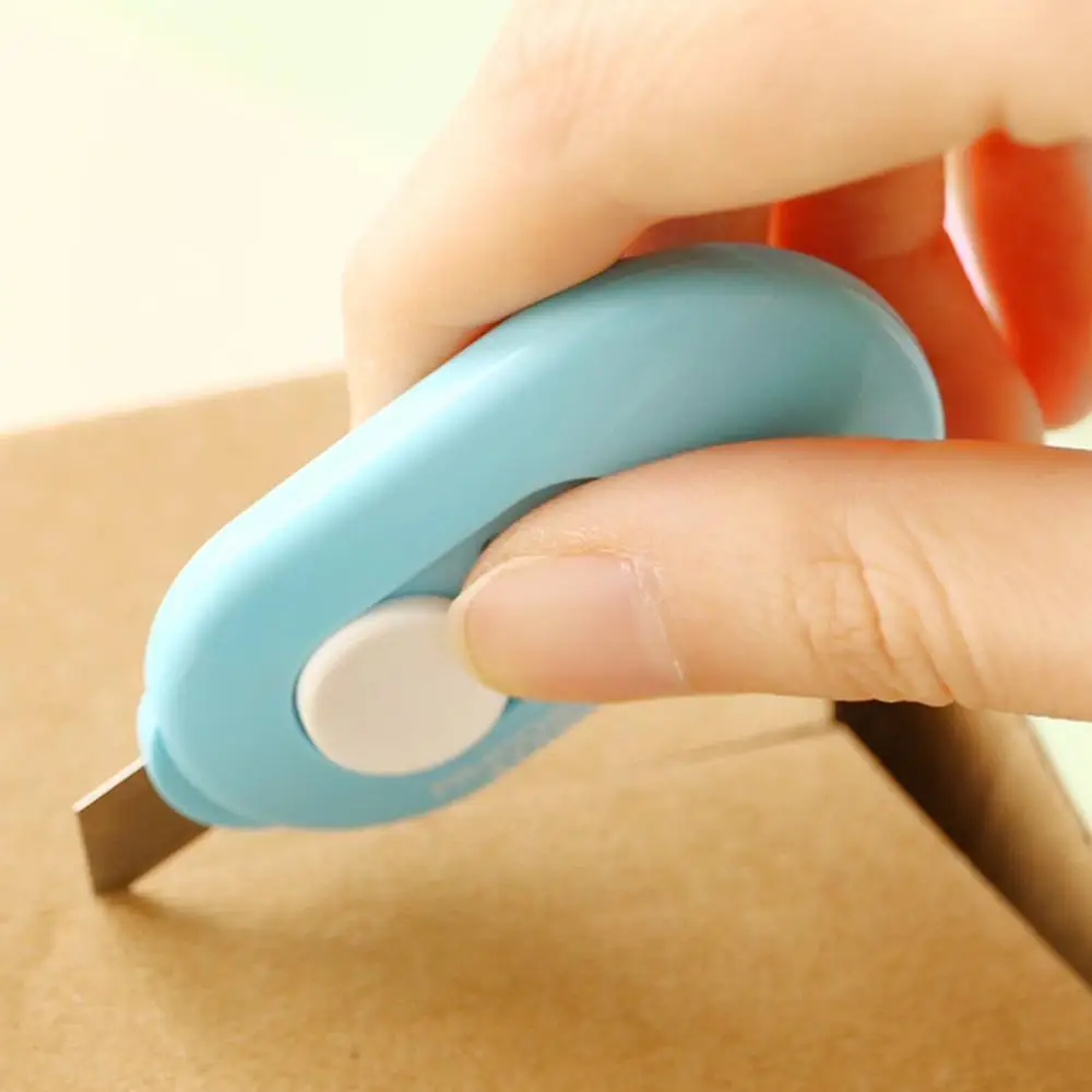 1pcs Lovely Color Mini Portable Utility Knife Razor Escolar Blade Office Stationery Cutting Papelaria Paper Paper O3Y0
1pcs Lovely Color Mini Portable Utility Knife Razor Escolar Blade Office Stationery Cutting Papelaria Paper Paper O3Y0