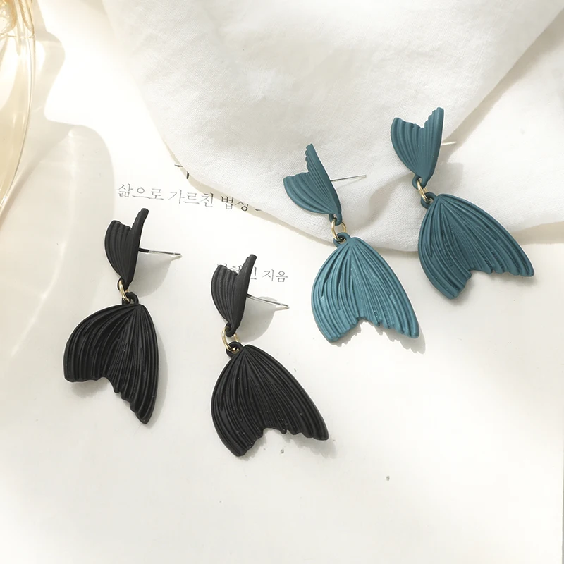Elegant retro style geometric design sense of fishtail earrings, 2021 South Korea's new fashion women's earrings party gift
Elegant retro style geometric design sense of fishtail earrings, 2021 South Korea's new fashion women's earrings party gift